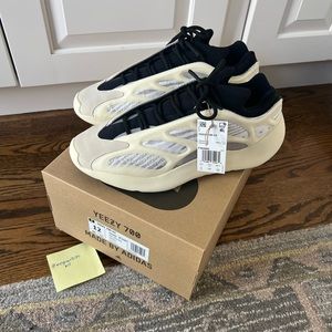 Yeezy 700 v3 Azael size 12
